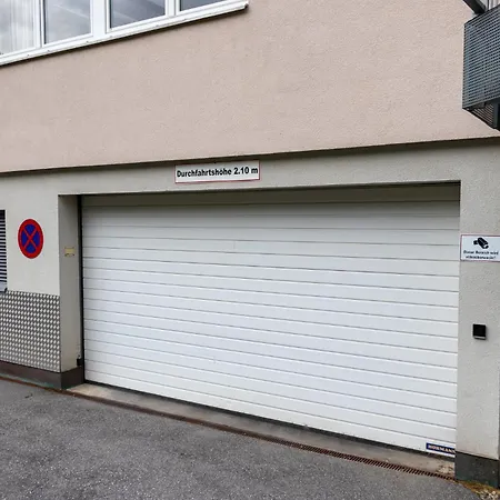 International House Zw 3 *